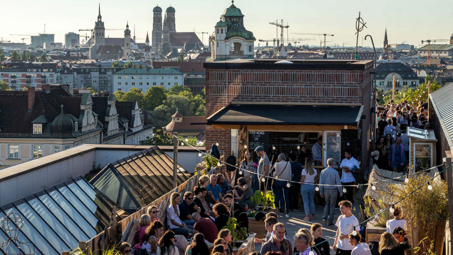 Über zwei Ebenen erstreckt sich die Rooftop Bar auf dem Fat Cat München