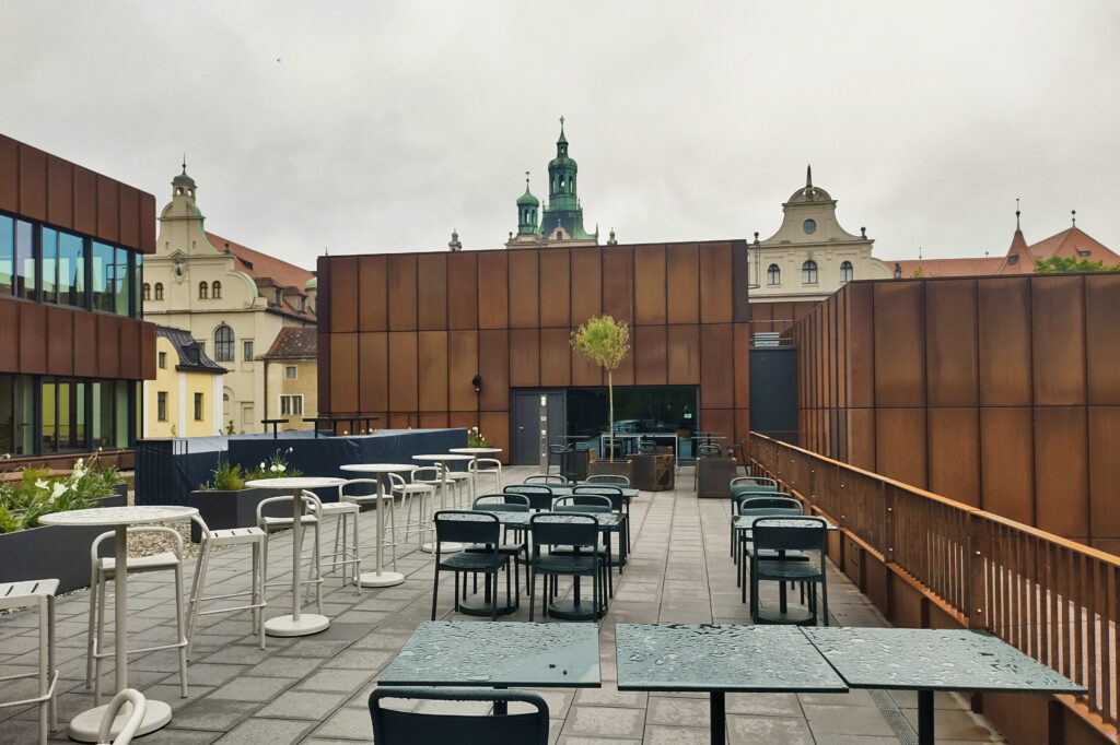 Die SOLÂ-Dachterrasse mit Blick in Richtung Nationalmuseum