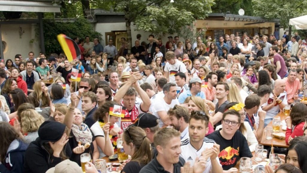 EM schauen im Muffatwerk-Biergarten