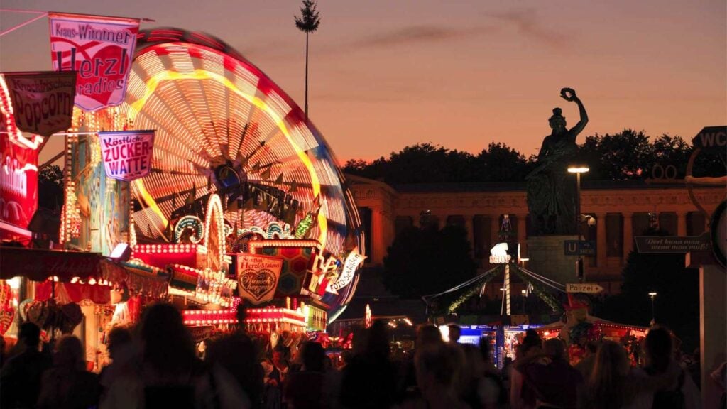 Abendliche Wiesn vor der Bavaria