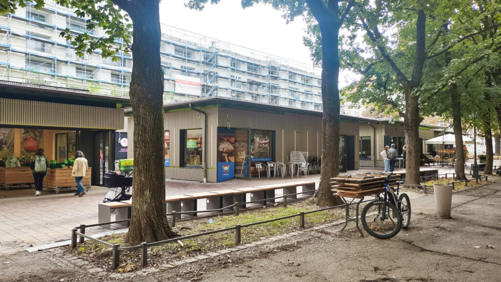 Die Standlreihe neben dem Biergarten