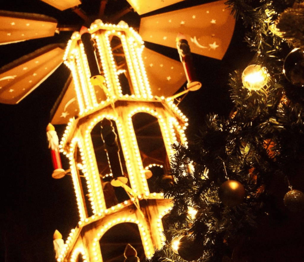 Schlittschuhlaufen München: Christkindlmarkt unterm Maibaum in Sendling