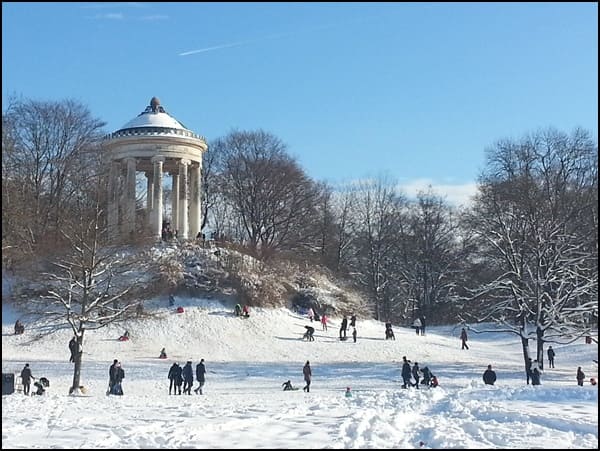 Schlittenfahren und Rodeln in und um München: Monoperos im Englischen Garten