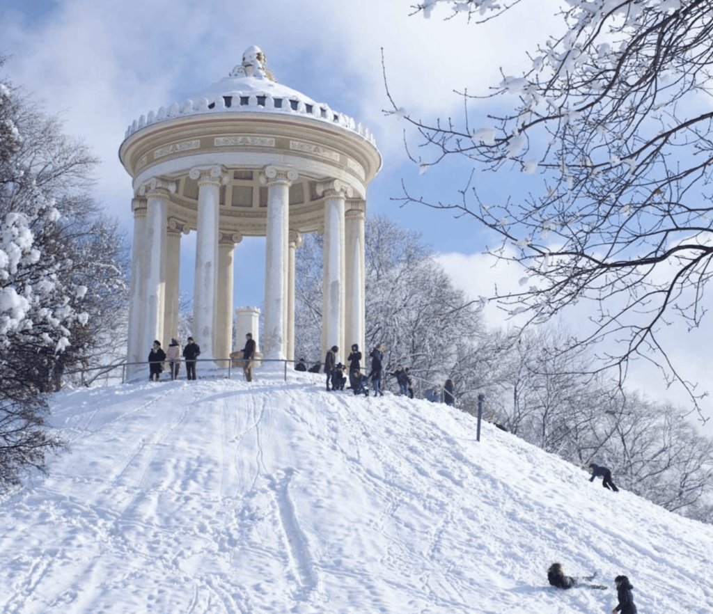 Schlittenfahren und Rodeln in und um München: Monoperos im Englischen Garten