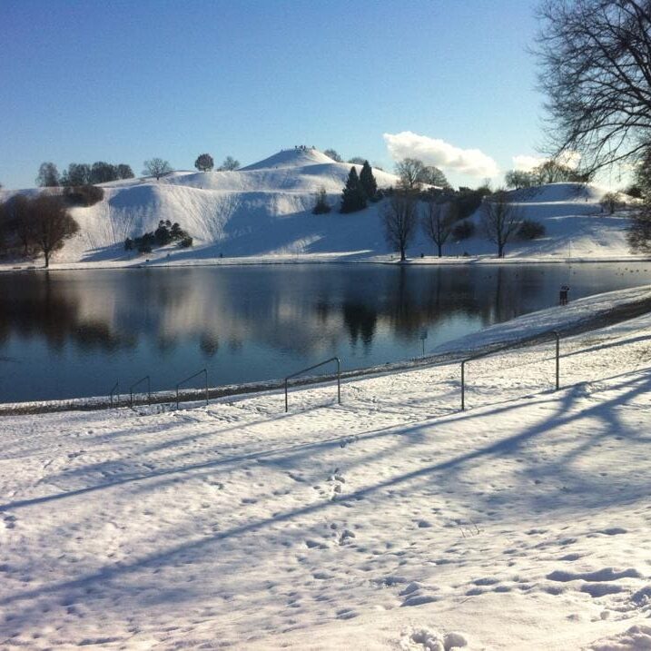 Schlittenfahren und Rodeln in und um München: Olympiaberg im Olympiapark