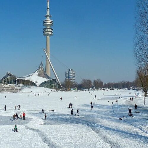 Schlittenfahren und Rodeln in und um München: Olympiaberg im Olympiapark