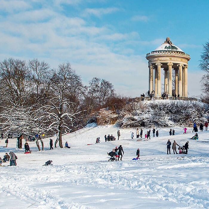 Schlittenfahren und Rodeln in und um München: Monoperos im Englischen Garten