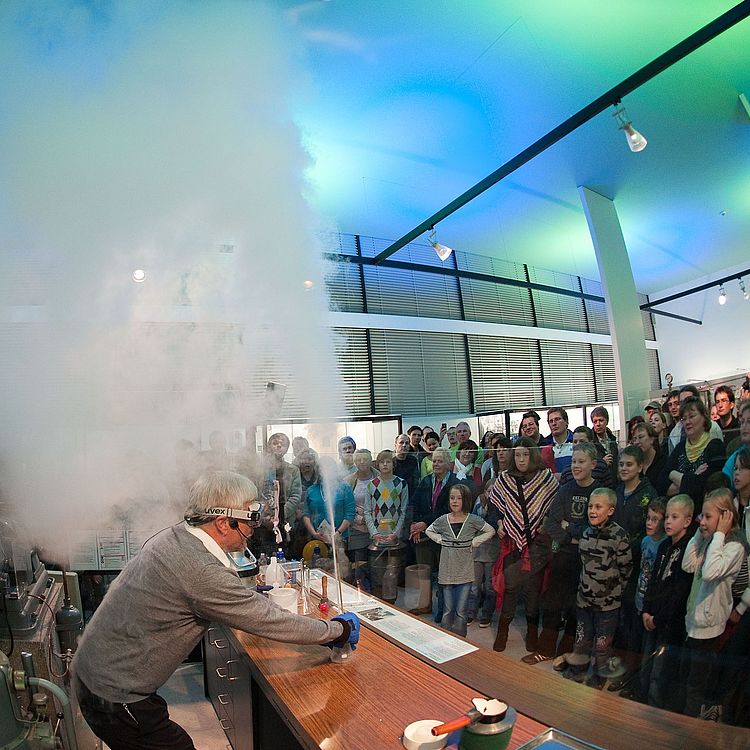 112000_d0ce628778401d337e43e48a26e3f3c9ab3754c0_csm-ausstellung-physik-vorfuehrung-stickstoff-cd-l-6473-065-1f887d2937.webp