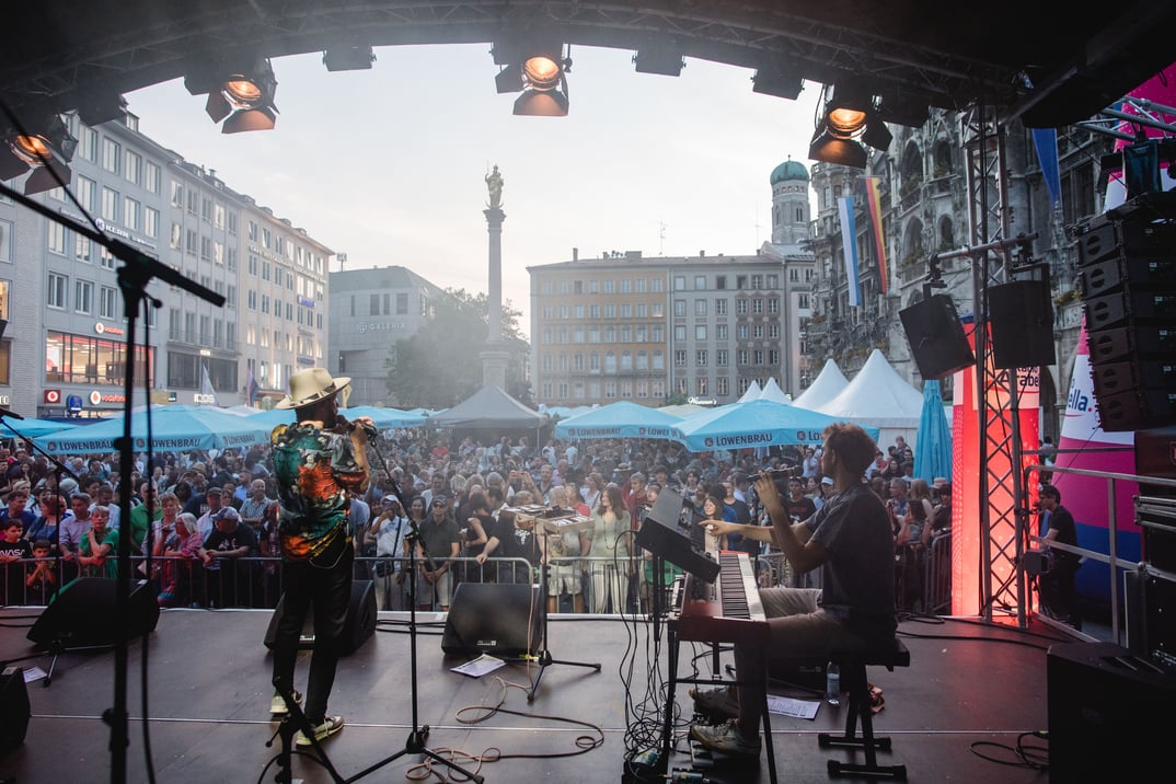 025242_520fb8d2399977d555c3a20cea66ab9af0224526_munchner-stadtgeburtstag-musik-munchen-tourismus-andreas-gebert.webp