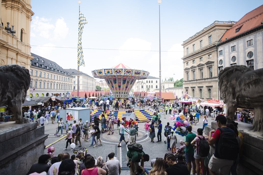 031218_b1ddf652c69a37f3e7b7c4b0c94ee4a7d11518ed_munchner-stadtgeburtstag-odeonsplatz-munchen-tourismus-andreas-gebert.webp