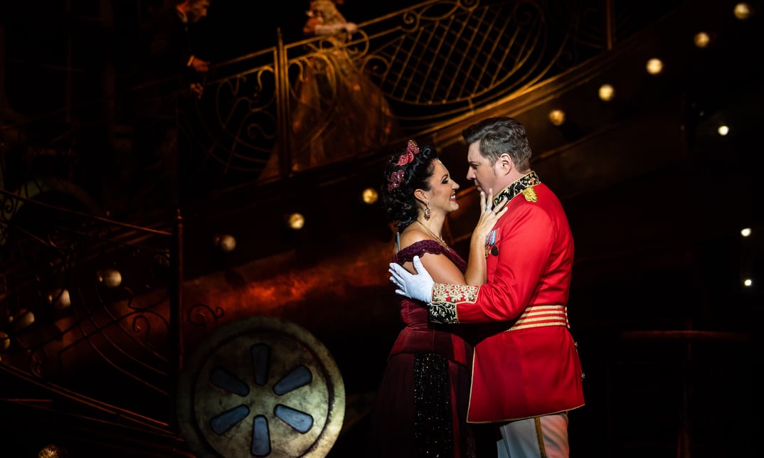 024807_07437c983149cfbe70d1679211e349c1e2d11074_csardasfuerstin-deutsches-theater-paar.webp