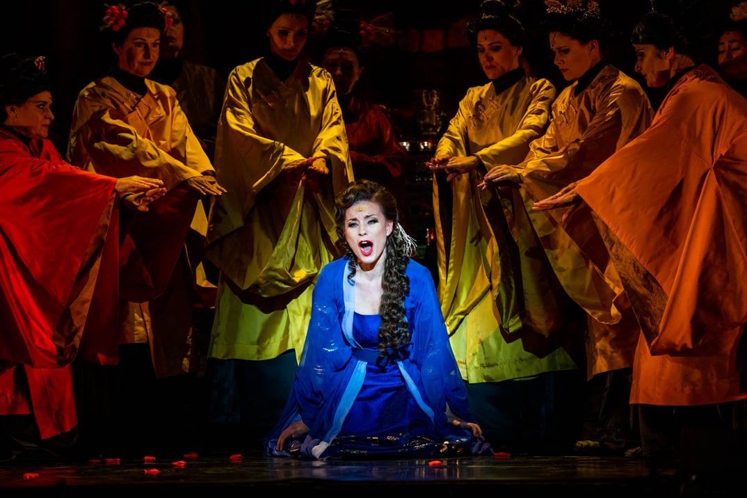 031932_59bc30ca05d9e7ed07bb9d08401e18a91fc0942f_land-des-laechelns-operette-operettensommer-deutsches-theater-muenchen-showbild-2.webp