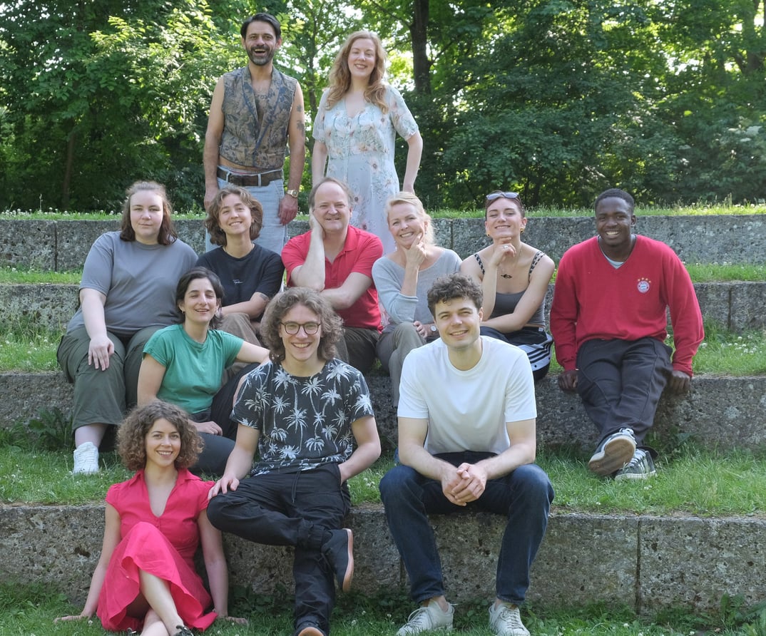 025309_1860f493754e06d659a22b147116ed7e06267cb2_muenchnersommertheater-ensemble25.webp