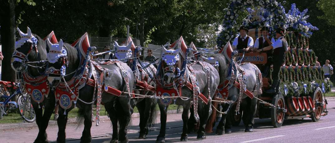 110744_391ac65072e9c1e671171cad92999a0626b57fe0_oktoberfest-einzug-der-wiesnwirte-umzug-wiesn-3.webp