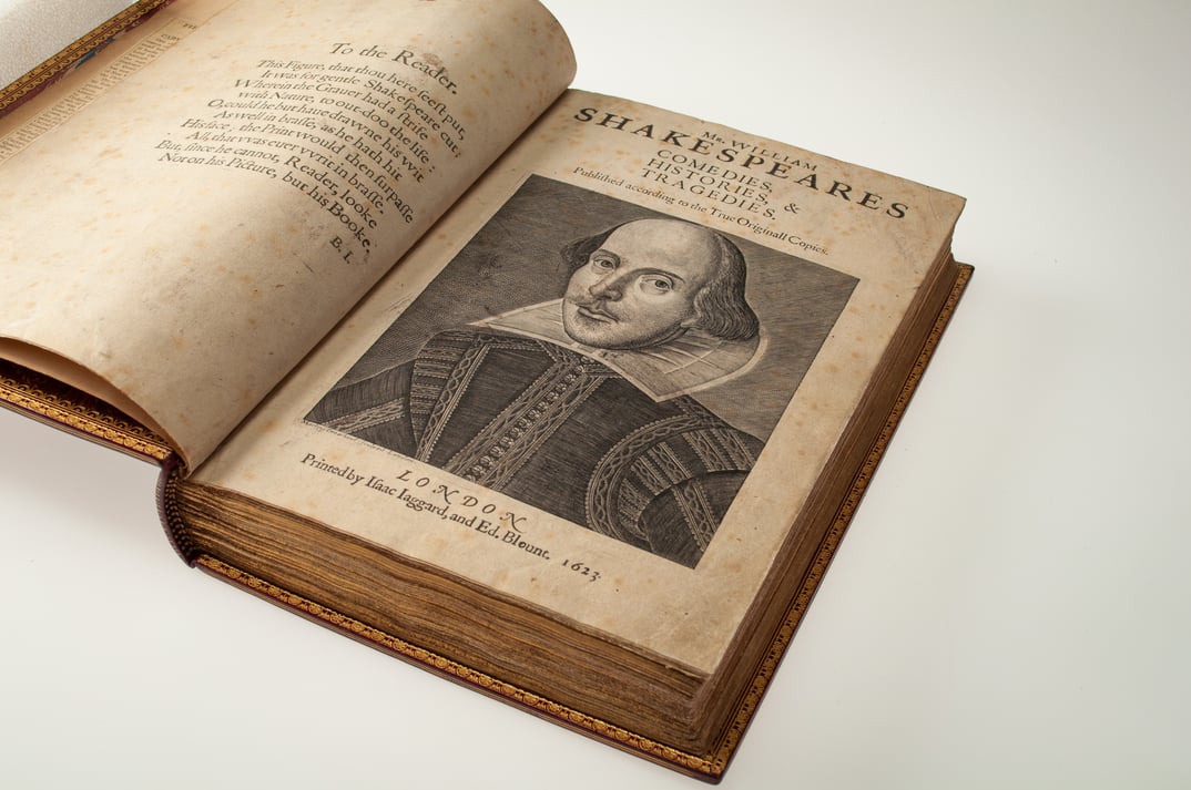 065104_eca2570ff1819f45b5f7b4544592595ba4d86156_shakespeare-first-folio-buch-universitats-und-stadtbiblkoeln-foto-csimon-epp.webp