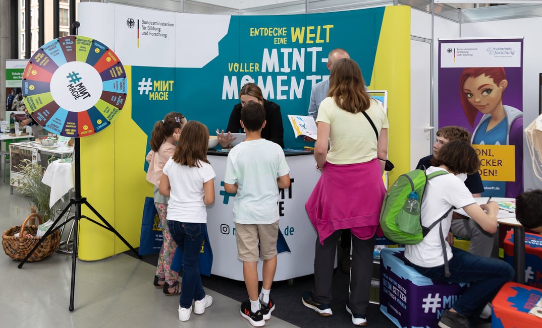 085510_1a4d0645f6f0a02e250ea365434c59db7ec8e13d_muenchner-wissenschaftstage-mit-forscha-das-entdecker-reich-80-von-111.webp