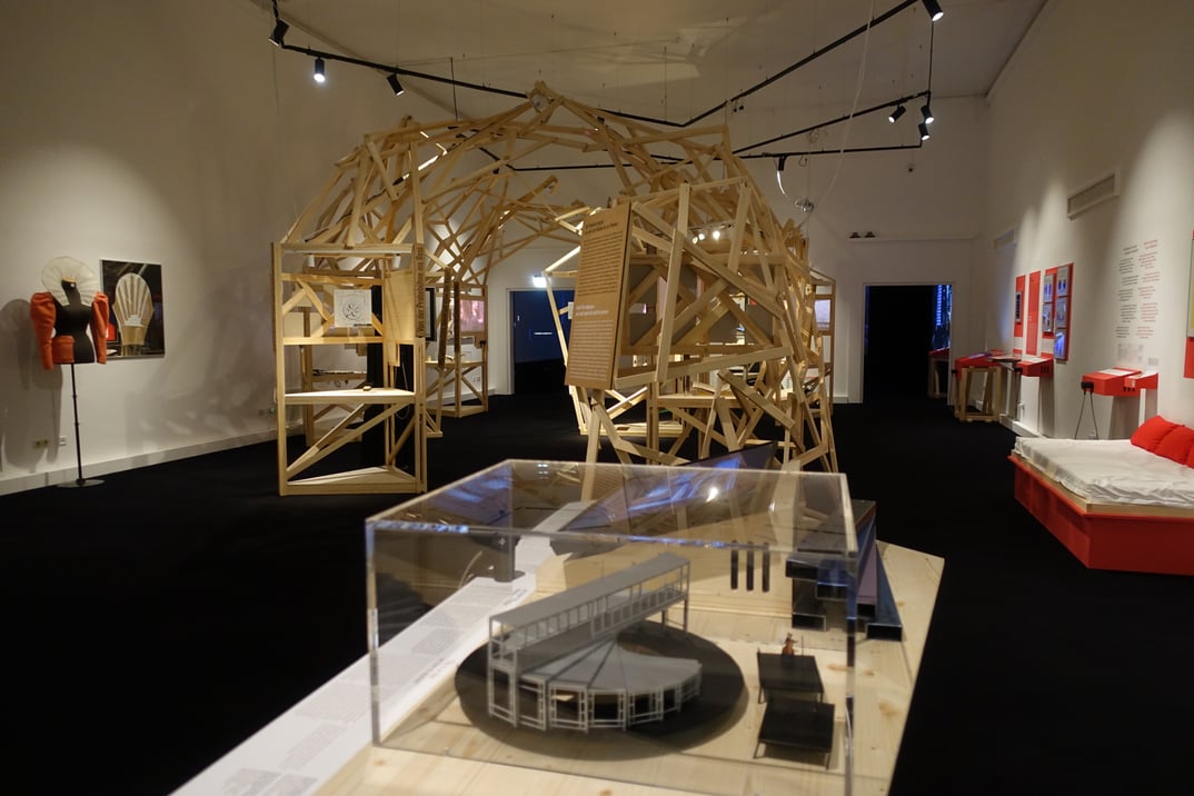 040642_a9dafbb5bee05bb9c05608b250ce88ab98edc8f4_making-theatre-ausstellungssaal-c-moni-haberl-dtm.webp
