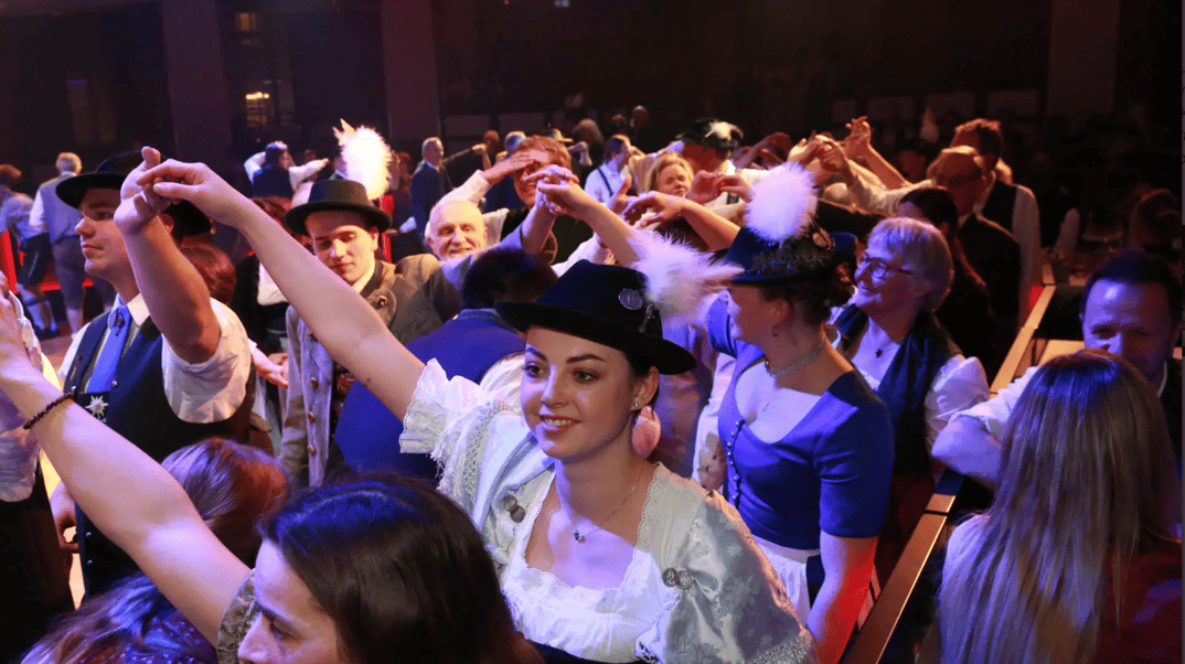 010709_d80cd949a4b2a6ddec1cd8eec060ae8ab9a275c0_dt-oide-wiesn-buergerball.webp