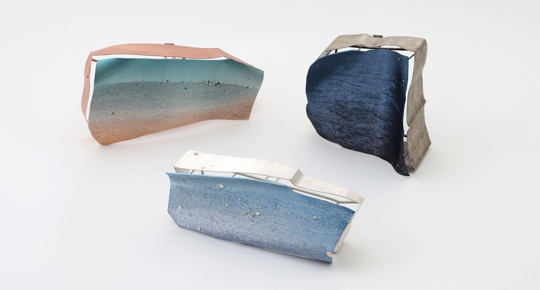 092817_d248a49654ce22e7323f299296cc640fe488276a_005-lwmaxmjw-myu-kumasaka-what-the-ocean-left-behind-wall-object-2025-aluminium-copper-silver-stainless-steel-gold-photo-courtesy-of-the-artist.webp