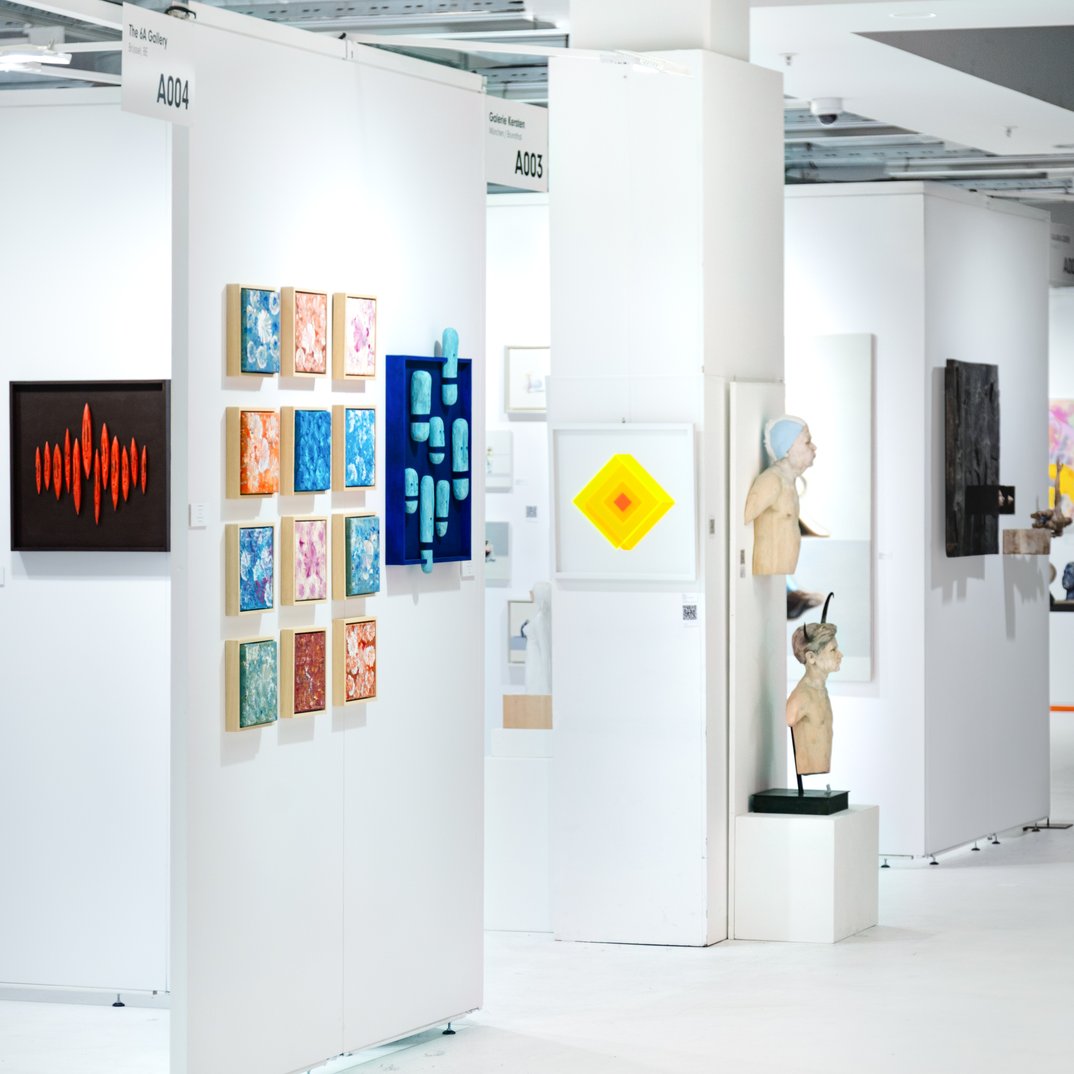 024123_eb68834fc859e3440c95de4b6f093298b58da099_artmuc-kunstmesse-c-by-isabella-kilian-no-141.webp