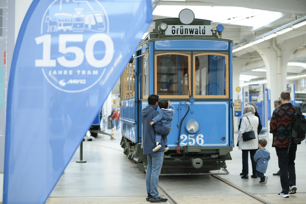 084039_3d87019a5b8ccd60012b895fda15ff2290b8e6bb_mvg-150-jahre-tram.webp