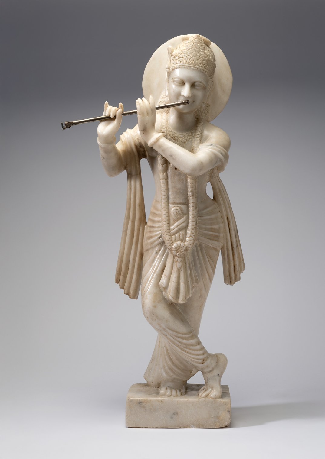 095658_a79e58e4f68ec064a6d6f4377d73fbdcef04f616_flote-spielender-krishna-nordindien-20-jahrhundert-museum-funf-kontinente-foto-nicolai-kastner.webp