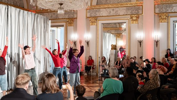 072126_fdf9f442b8605618b6a5c4c15dd4f5e4af71b2f5_nt-apollon-foyers-perform-c-geoffroy-schied-in.webp