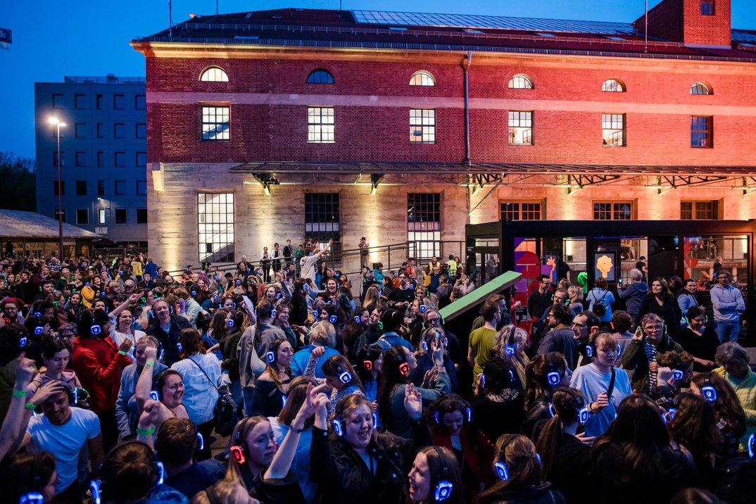 100541_bc448eaafcb3f0296b2fd694a58422aee0d82cb4_gasteig-silentdisco-c-andreasgebert.webp