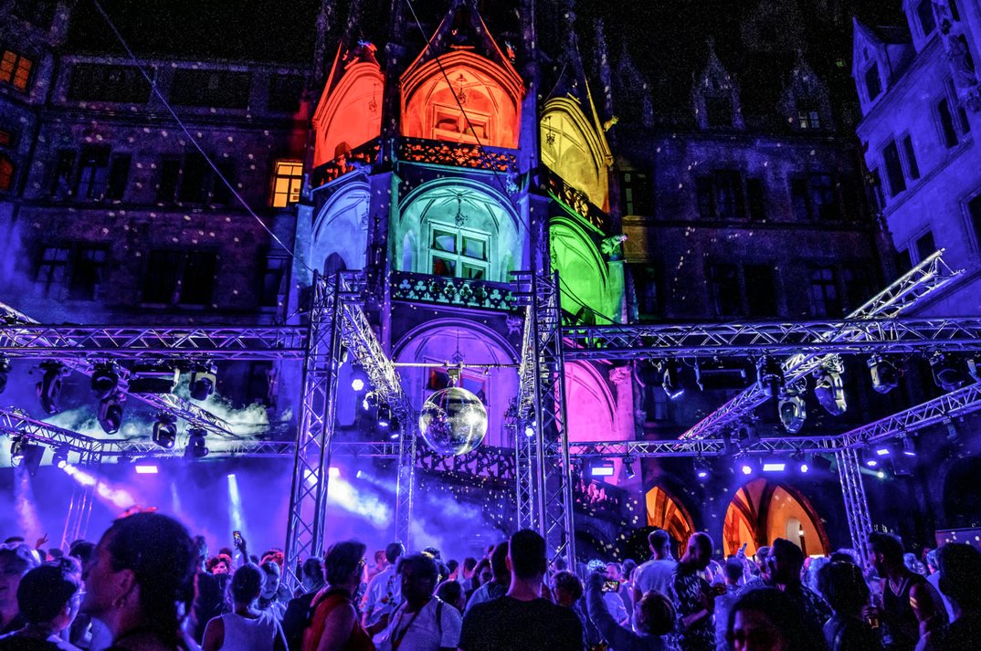 034116_7035bb0c9ff5a1513e97ca0b108df29b3ed462a7_csd-rathaus-clubbing-c-bethel-fath.webp