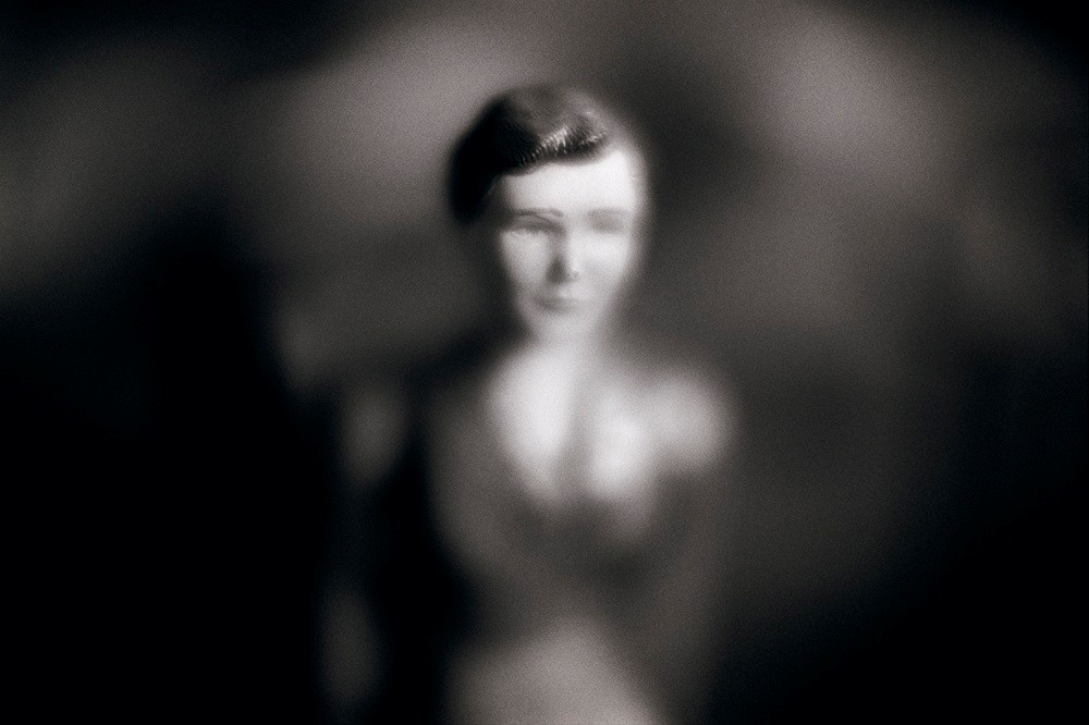 071830_e0112f164dc959c8bc55a4c20b9efc973cd14bbf_laurie-simmons-dollhouse.webp