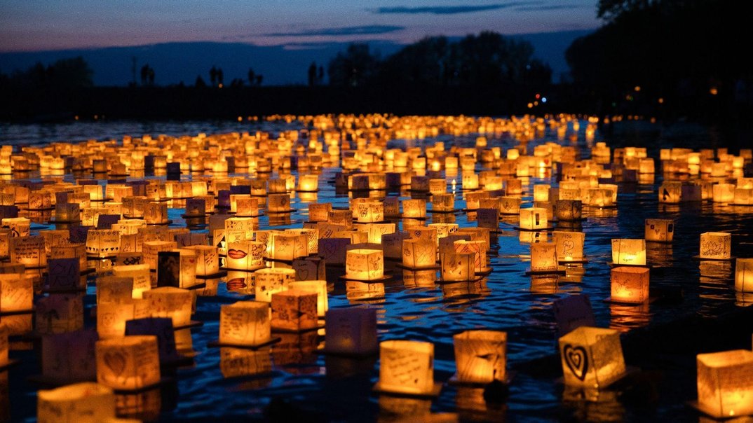 103506_ba5558e9272ee2194bd74e6e1d8f26c1d4e8adc9_water-lantern-festival.webp
