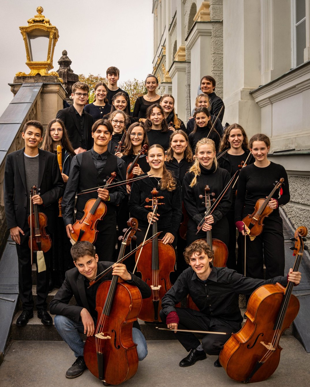 023952_6d7e351d304445545aa3a0760a017a1dfa95e043_bayjuba-ensemblefoto-okt-2024-valentin-wohlfahrt-scaled.webp