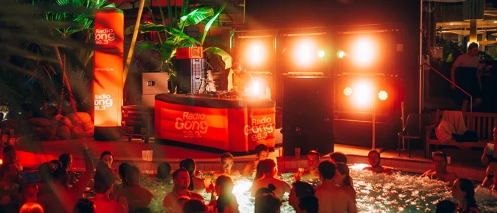 102440_2cd1ceb1fd9d0b325ef15d05a21c5d000ba9957b_therme-erding-gong-fm-nachtbaden-dj-aussenbuehne.webp