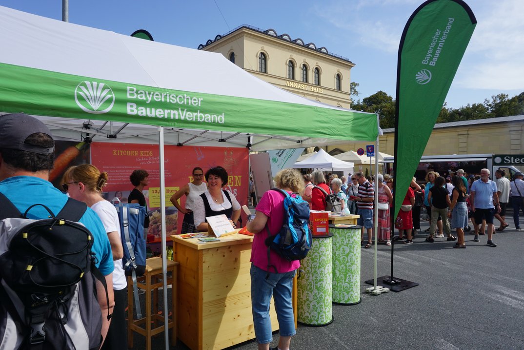 012352_d897d026f30d76f9a1164602cdd9fb99b192ec31_bauernmarktmeile-c-bbv-11.webp