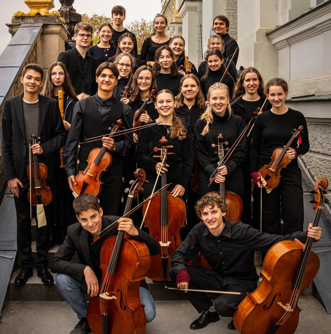 120623_50f00b0f01f9be99752afdfe3b718f44ad427563_bayjuba-ensemblefoto-zuschnitt-in-munchen-valentin-wohlfahrt.webp