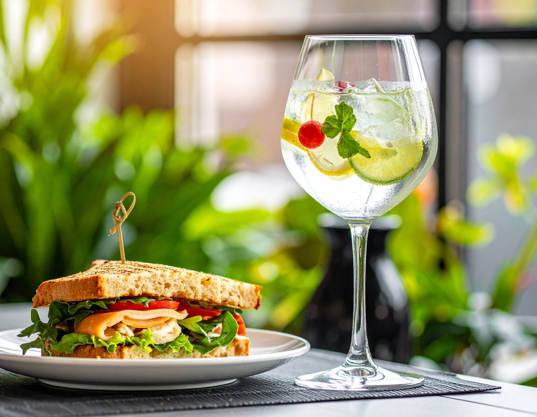 043537_360c004a7b523417d4e005b297a81b784e4a9cfc_eataly-laperitivo-pop-gin-tonic-panini-0926.webp