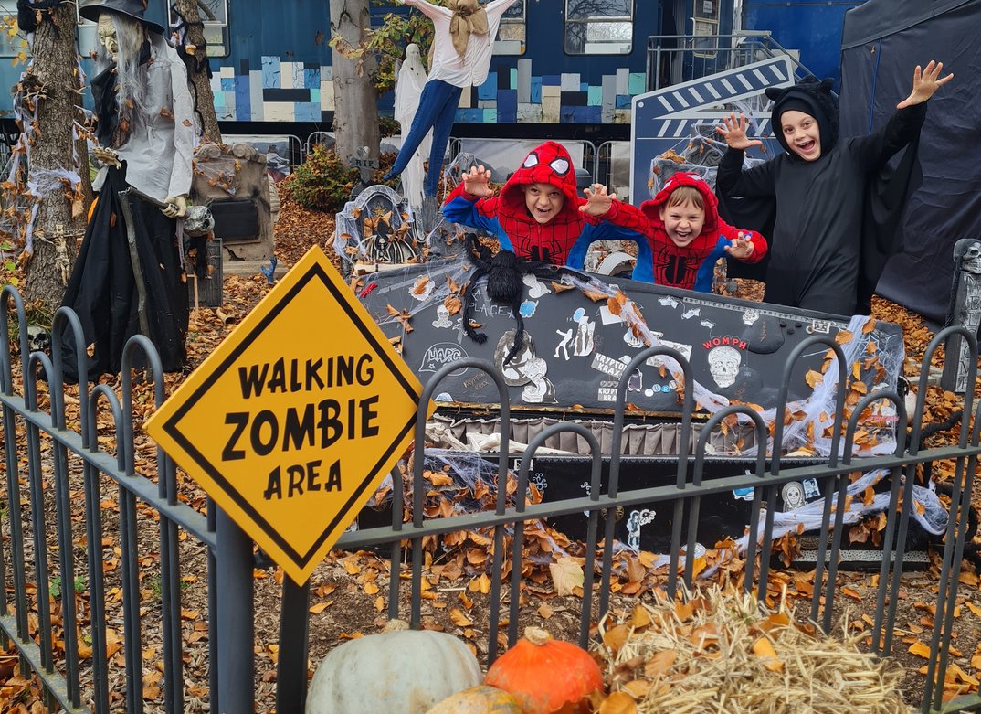 091119_bd72462b87e362a7a7e72a181fe172c84f84bd70_bavariafilmstadt-familienhalloween-2.webp