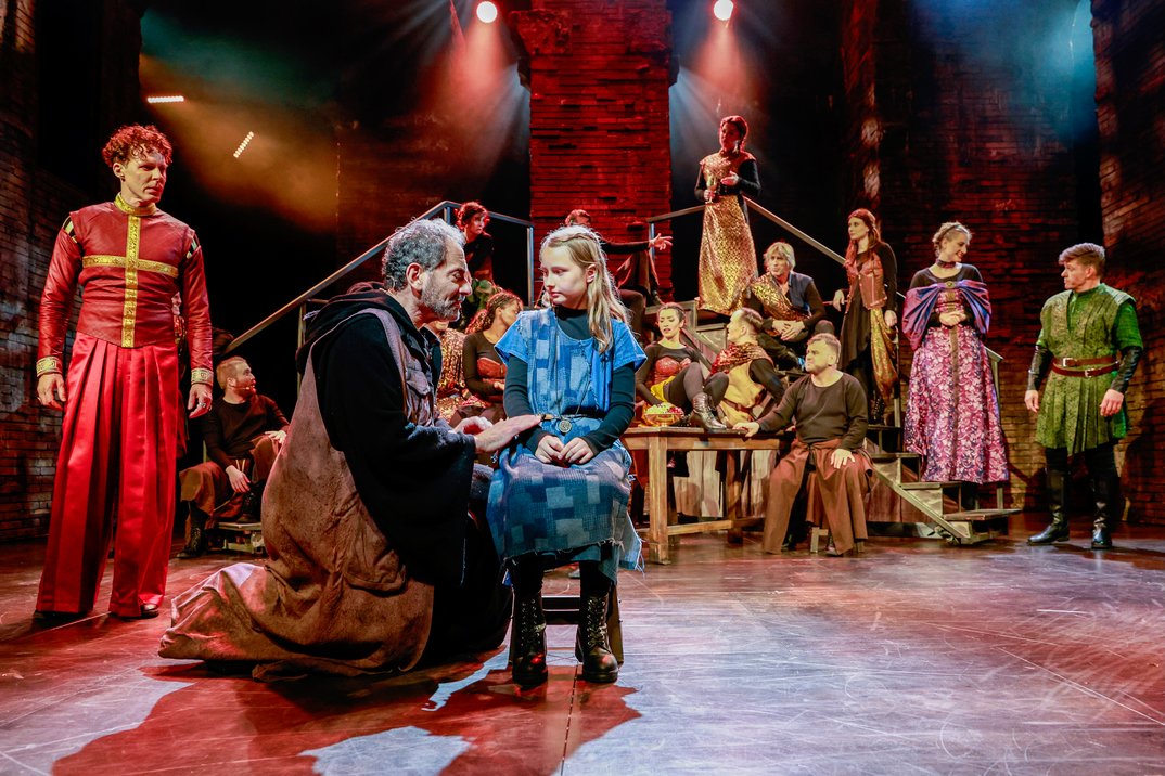 013714_ea2ee43d3796621ab2eb75596da7dea57d6646cd_die-paepstin-das-musical-bild-03-copyright-spotlight-musicals.webp
